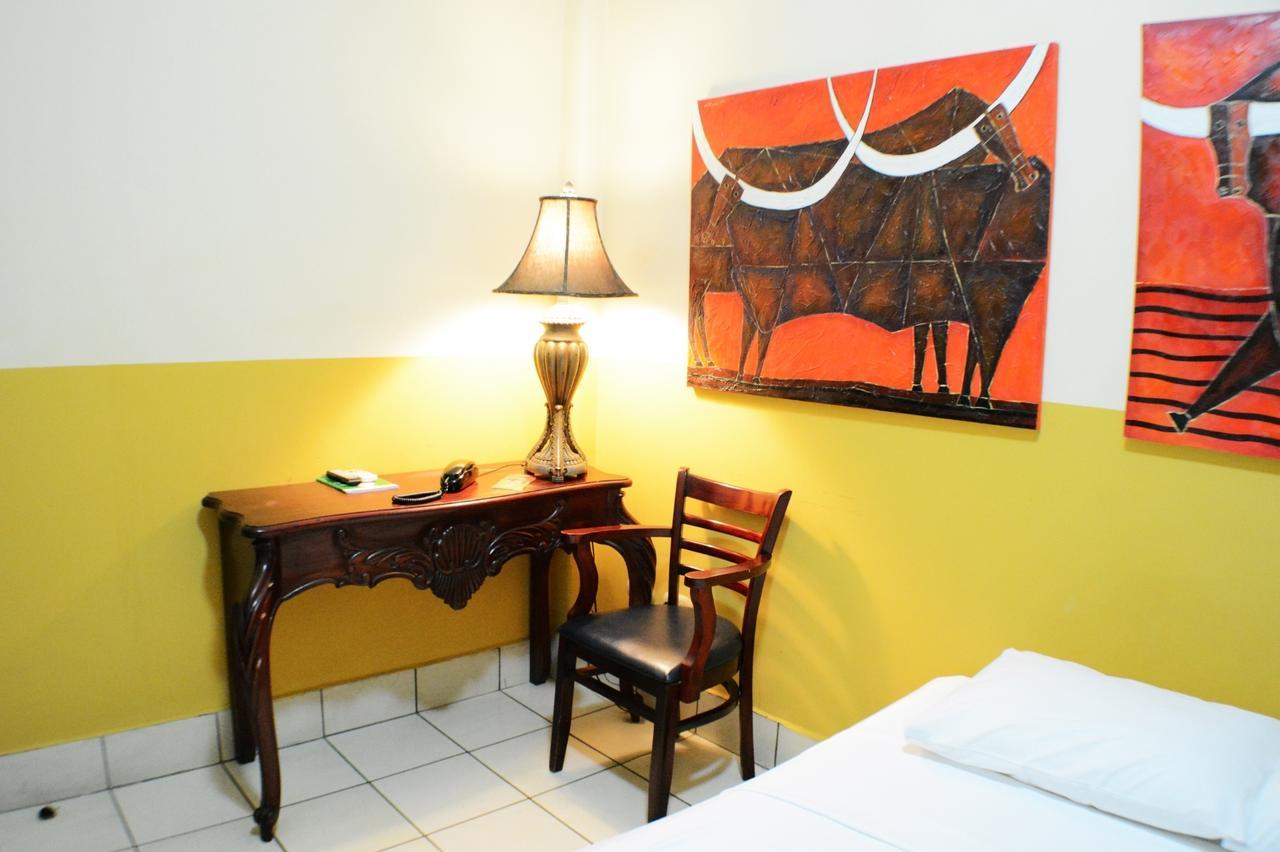 Hotel Los Balcones De Chinandega Ruang foto