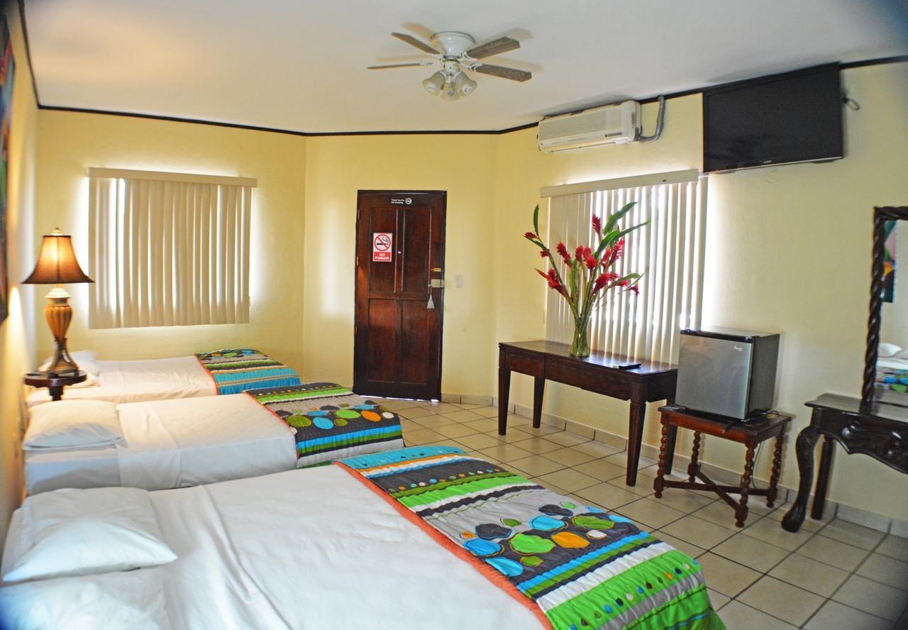 Hotel Los Balcones De Chinandega Ruang foto
