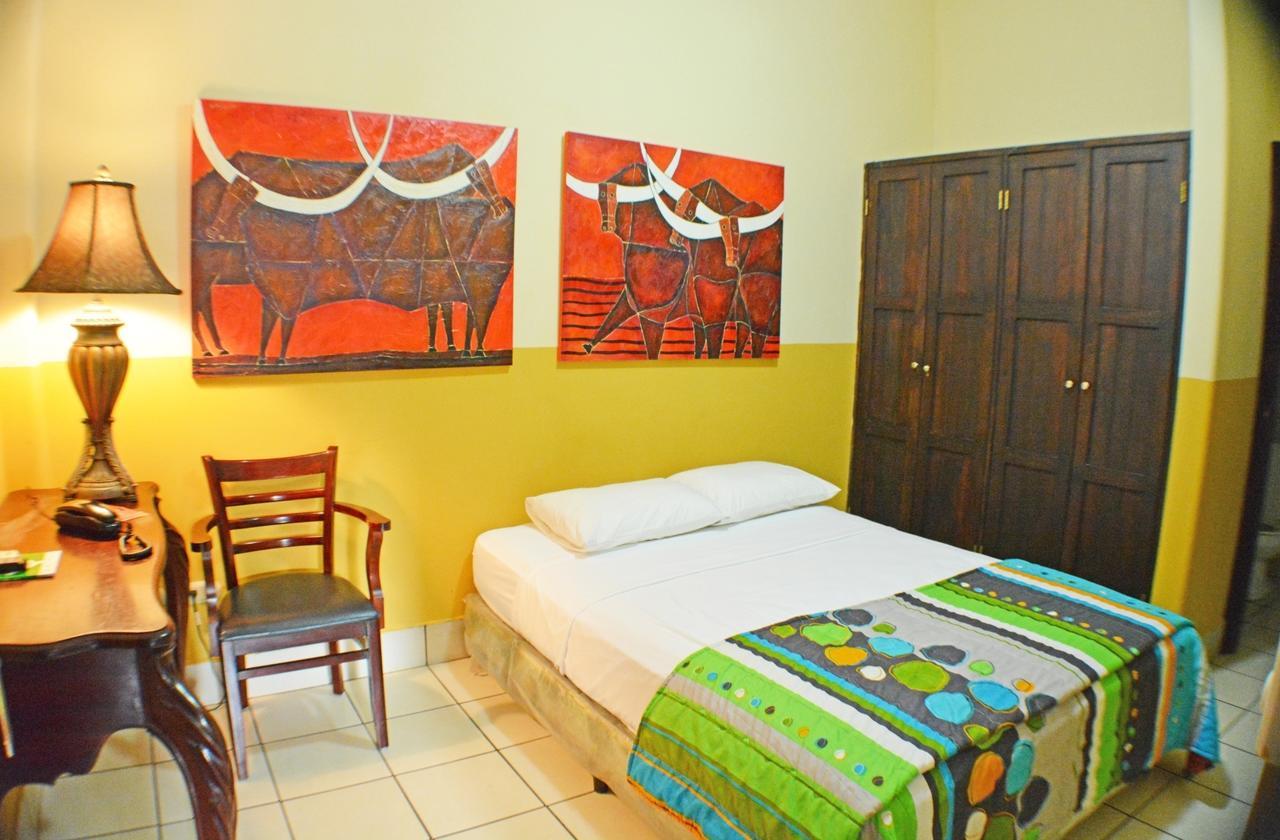 Hotel Los Balcones De Chinandega Ruang foto